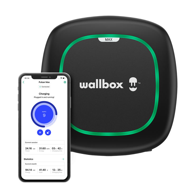 Wallbox Pulsar Max matkapuhelimen vieressä, jossa on latausta hallitseva sovellus.