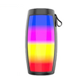 Kaiutin LED-valaistuksella ja tehokkailla bassoilla, musta